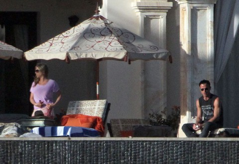 Semi-Exclusive... Jennifer Aniston And Justin Theroux Hanging Out Poolside in Cabo
