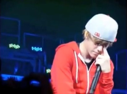 justin bieber crying pictures. Is Justin Bieber carrying a