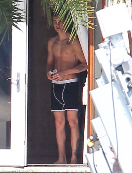 Justin Bieber Gropes Young Girl In Miami - Inappropriate Much? (Photo) 0129