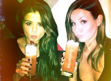 Selena Gomez Back On Alcohol And Drugs - Relapse In London (Photos)