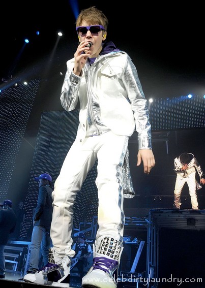 justin bieber my world tour 2011 outfit. Bieber Fever hit Dublin,