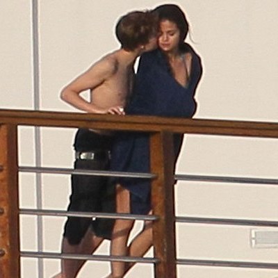 justin bieber and selena gomez kissing pics leaked. him kissing Selena Gomez