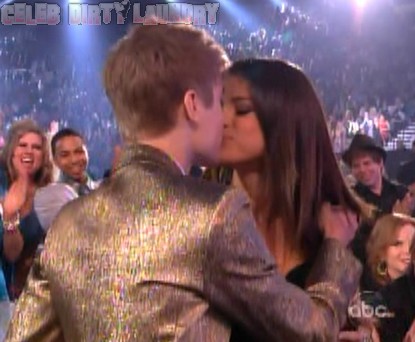 justin bieber kiss. teen singer Justin Bieber