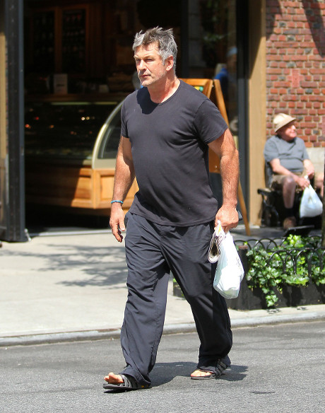 Alec Baldwin Gets In Street Brawl With NYC Paparazzo Just Trying To Do His Job!
