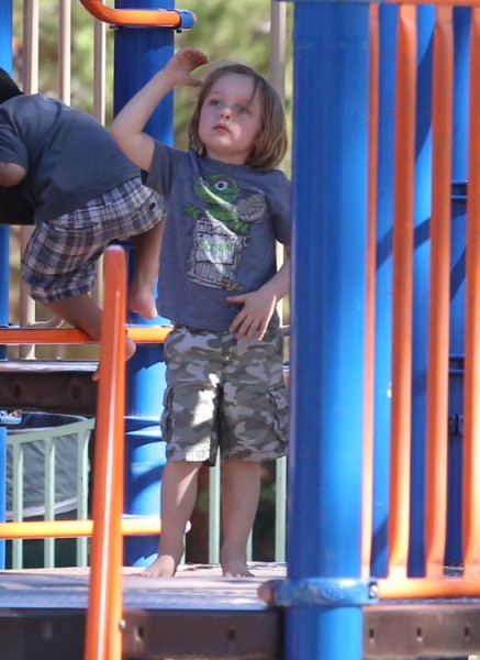 Angelina Jolie Ignores Her Children As Servants Play Mom At The Park (Photos) 1028