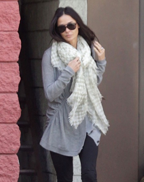 Demi Moore Moves On With Russell Brand, Finally A Decent Choice? 0129