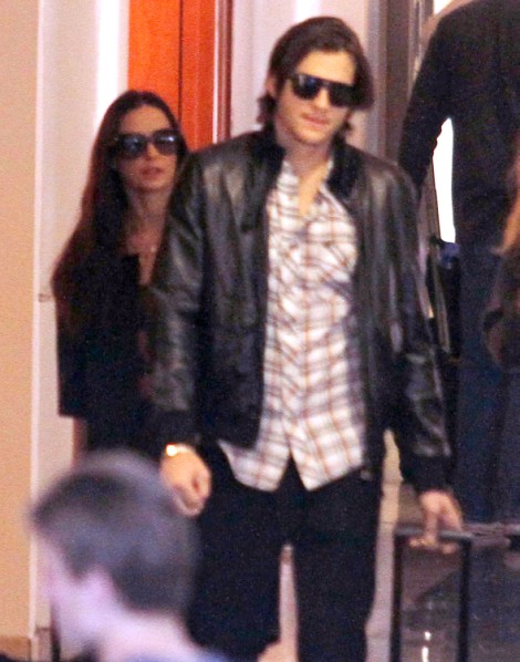 Demi Moore Delayed Divorce To Ashton Kutcher Because Of Money, Not Love 1223