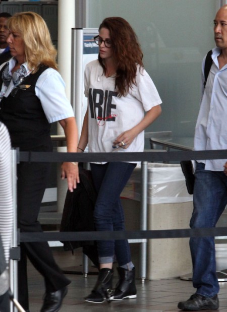 Kristen Stewart Wears Robert Pattinson's Shirt Again! What Is She Trying To Say? (Photos) 0906