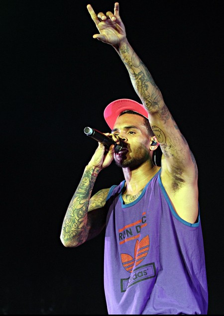 Chris Brown Insulted Because Pink And Jo Jonas Hate His Lip-Syncing (Video)