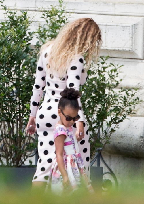 Beyonce & Jay-Z Lunch In Paris With Their Daughter
