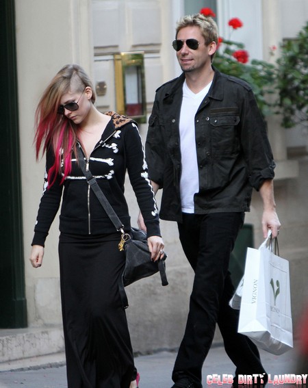 Avril Lavigne Pregnant In Paris With Baby Bump And Fiance Chad Kroeger (Photos)