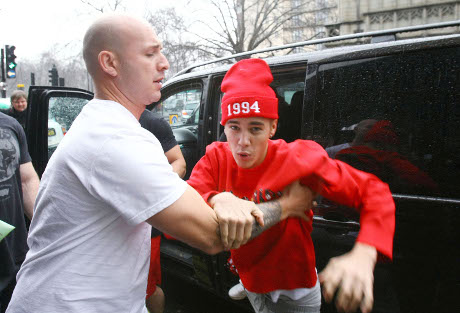 Justin Bieber's Crazy Paparazzi Outburst: His Bad Boy Spiral Continues! (PHOTOS)