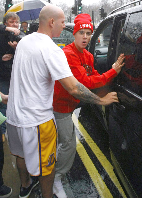 Justin Bieber's Crazy Paparazzi Outburst: His Bad Boy Spiral Continues! (PHOTOS)
