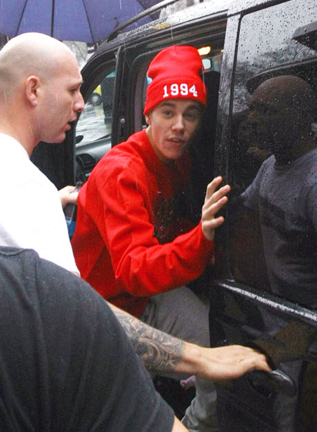 Justin Bieber's Crazy Paparazzi Outburst: His Bad Boy Spiral Continues! (PHOTOS)