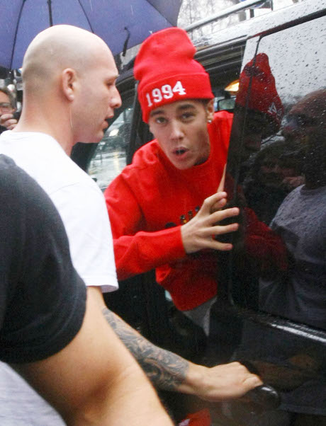 Justin Bieber's Crazy Paparazzi Outburst: His Bad Boy Spiral Continues! (PHOTOS)