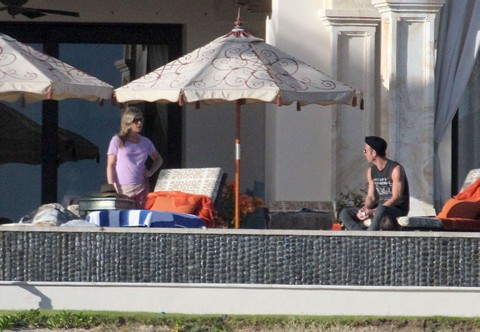 Jennifer Aniston Furious And Broken Hearted, Bored Justin Theroux Abandons Her In Mexico (Photo Evidence)