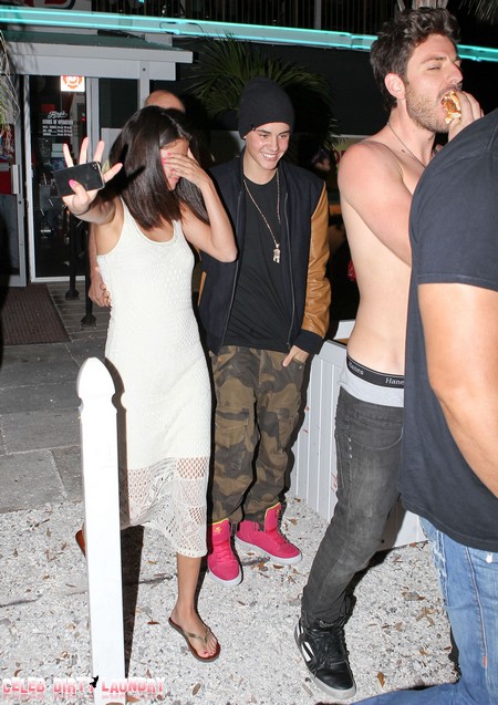 Did Justin & Selena Get Drunk At A Sports Bar?