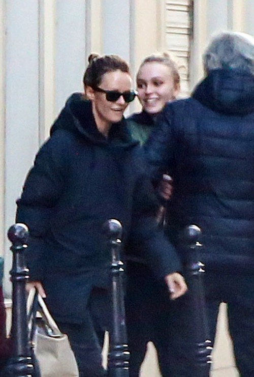 Vanessa Paradis Visits Parents With Lily-Rose Depp: Justifies Johnny Depp Moving Back In?
