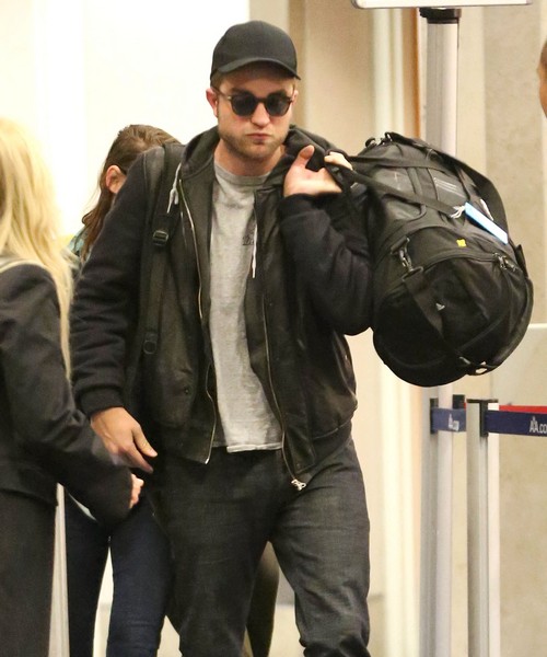 Robert Pattinson Appears Very Happy Partying Without Kristen Stewart In Australia