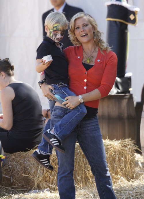 Allison Sweeney Takes Kids To Pumpkin Patch | Celeb Dirty Laundry