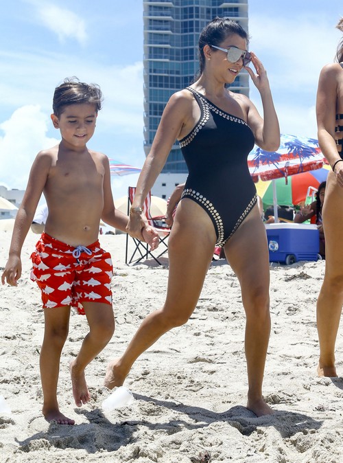 Kourtney Kardashian Spotted With Justin Bieber In Miami – Biebs Cheating On Girlfriend Nicola Peltz?