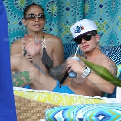 Jennifer Lopez And Boy Toy Casper Smart In Hawaii Beach Cuddle (Photo)