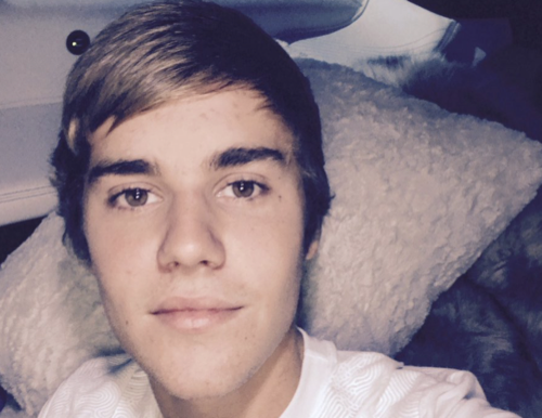 Justin Bieber Posts Photo With Fan!