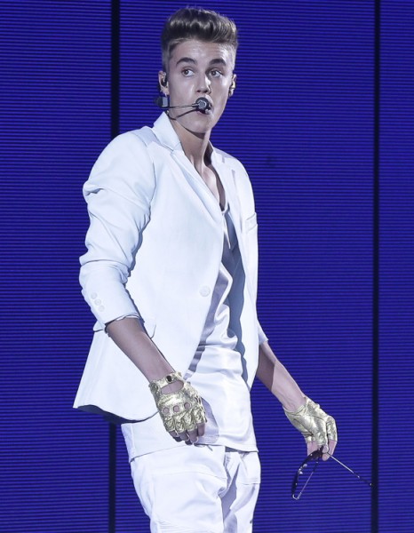 Justin Bieber Banned From Vienna Nightclub For Groping Girls 0401