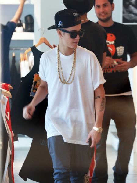 Justin Bieber Spits In Woman's Drink In Gym Like A Spoiled, Roidy Punk 0124