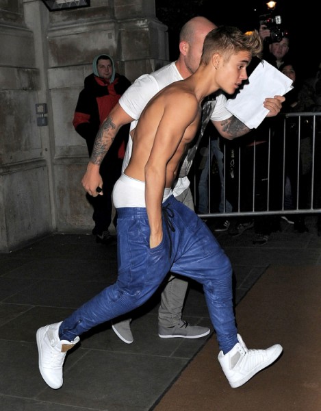 Justin Bieber Goes Shirtless In London In Response To Selena Gomez's Taunts? (Photos) 0301