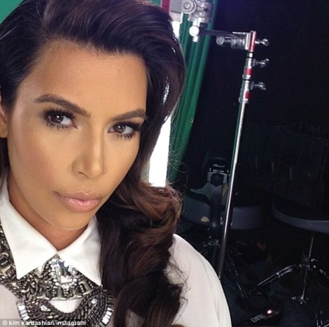 Kim Kardashian Posts New Pics Of Herself While Crying About Paparazzi - Hypocrite? 0607