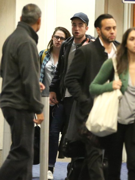 Robert Pattinson Moves Back In With Kristen Stewart After Trial Separation 0322
