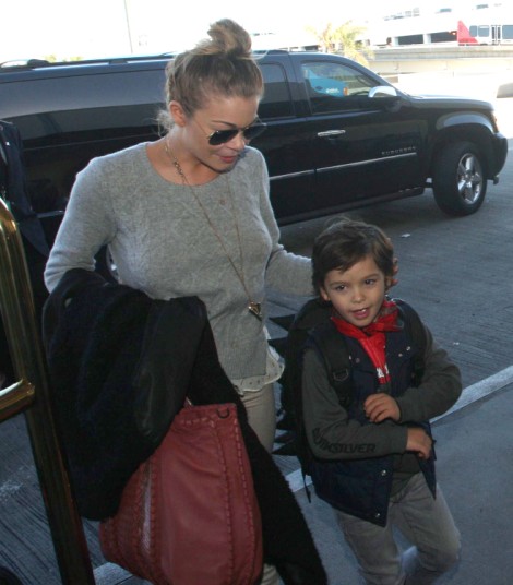 LeAnn Rimes Pregnant? Baby Bump And Baggy Clothes Incite Rumors 0218