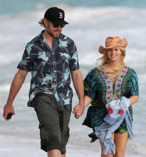 Jessica Simpson Gaining Weight At 'Alarming Rate', Already Packed On 35 Pounds! 0117