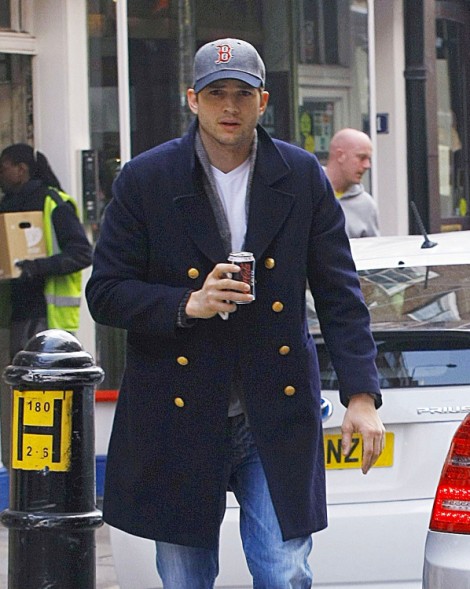 Macaulay Culkin Stalking Mila Kunis And Ashton Kutcher In London? (Photos) 0410