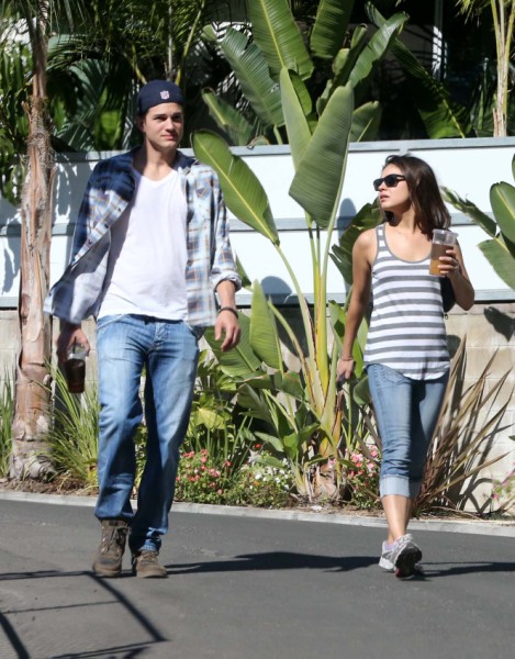 Mila Kunis To Give Up Career For Ashton Kutcher And Baby 0218