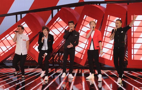 One Direction Sings "Kiss You" The X Factor Finale 12/20/12 (Video)