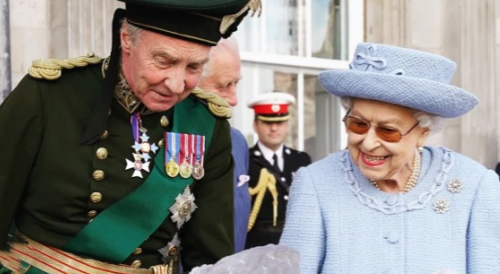 Queen Elizabeth Looks Amazing Amidst Ill-Health Rumors