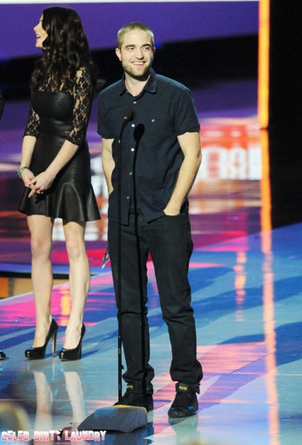 Robert Pattinson Debuts New Haircut At People’s Choice Awards