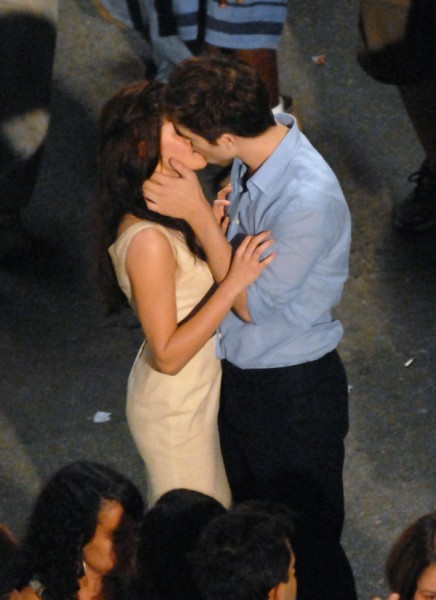 Robert Pattinson And Kristen Stewart Kissing Photos Staged! 1020
