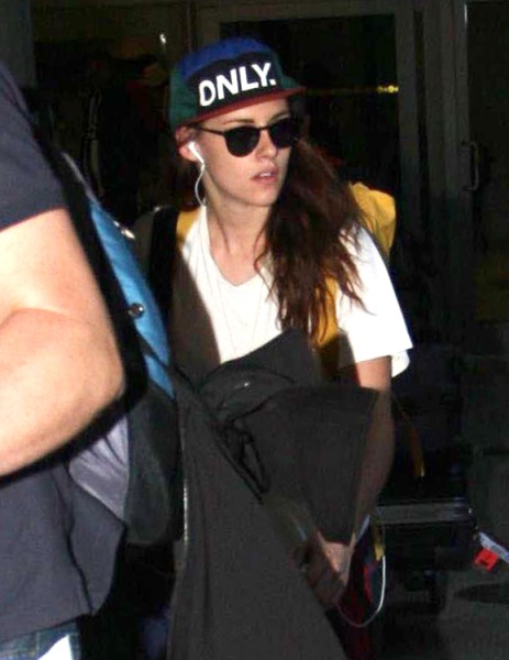 Robert Pattinson Avoids Kristen Stewart At LAX After Spending Time Apart (Photos) 1026