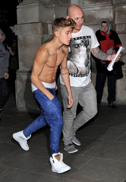 Justin Bieber Goes Shirtless In London In Response To Selena Gomez's Taunts? (Photos) 0301
