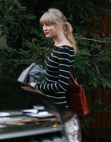 Taylor Swift Flies To London To Win Harry Styles Back, Desperate Or Cute? 0122
