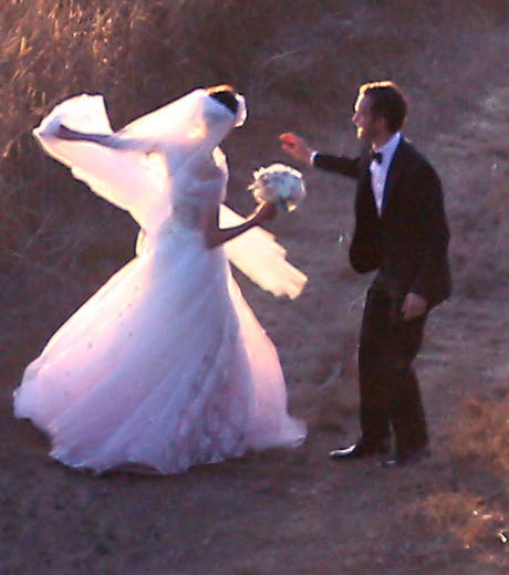 Anne Hathaway and Adam Shulman Tie the Knot with Private Wedding Ceremony (Photos)