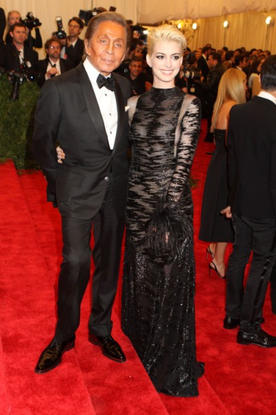 Anne Hathaway Confronts Amanda Seyfried Over Oscar Dress Fiasco At Met Ball 0508