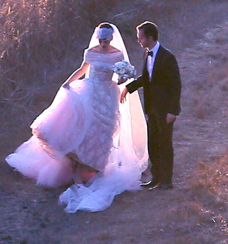 Anne Hathaway and Adam Shulman Tie the Knot with Private Wedding Ceremony (Photos)