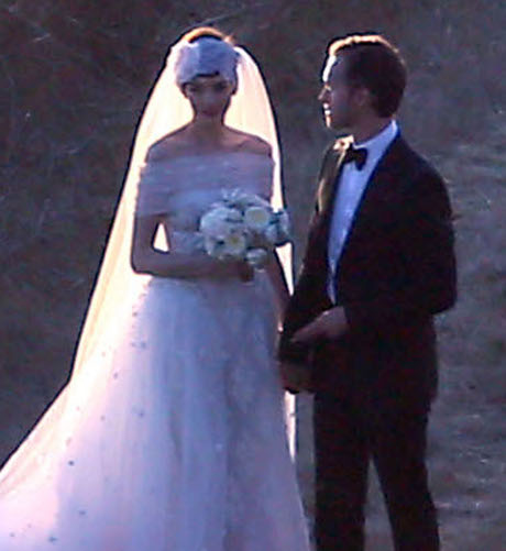 Anne Hathaway and Adam Shulman Tie the Knot with Private Wedding Ceremony (Photos)