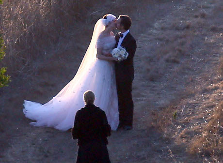 Anne Hathaway and Adam Shulman Tie the Knot with Private Wedding Ceremony (Photos)