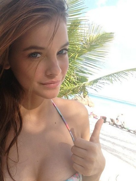 While Selena Gomez Cries Over Justin Bieber Breakup Barbara Palvin Laughs At Her On Twitter