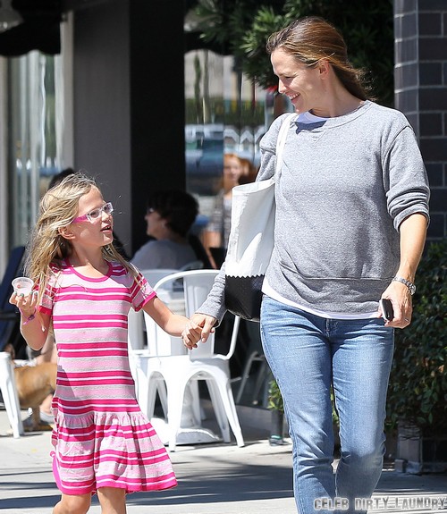 Jennifer Garner Wants Ben Affleck To Stay At Home As "Mr. Mom" While She Works On Career?